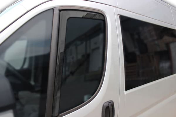 Luftriktare - SCOUTT - Fiat Ducato - Rökt - Förstärkt akryl - Enkel installation