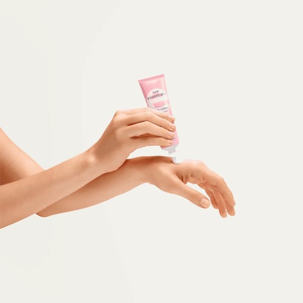 Oriflame Essentials Illuminating -käsivoide E- ja B3-vitamiinilla 75 ml