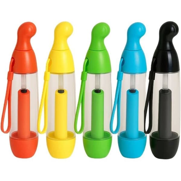 Pack med 2 manuella, uppladdningsbara sprayflaskor, 22 cm, portabla, i slumpmässig färg, idealiska för att fräscha upp ansikte och kropp.