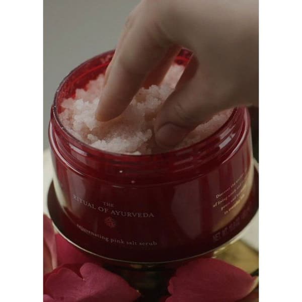 Kroppsskrubb - RITUALS - The Ritual of Ayurveda - 300 g - Rosa salt från Punjab - Mandelbark