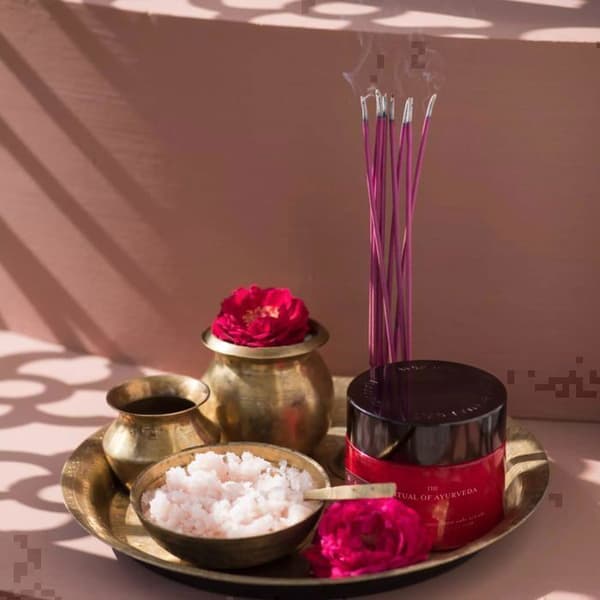 Kroppsskrubb - RITUALS - The Ritual of Ayurveda - 300 g - Rosa salt från Punjab - Mandelbark