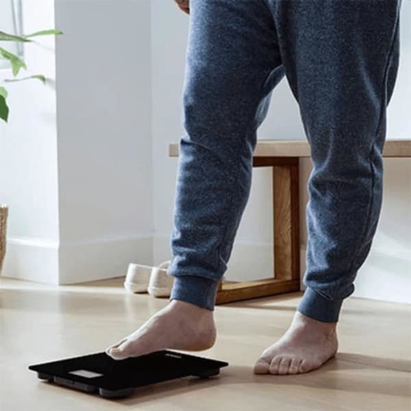 Omron HN300 - Ansluten digital personvåg svart 150Kg LCD-skärm