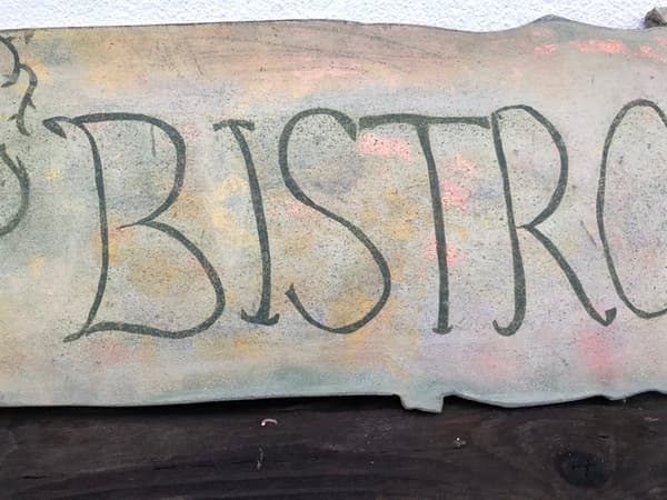 Skilt -BISTRO i Genbrugstræ
