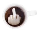 Miniatyrbild 1 av 4: TD® vit keramisk mugg/ finger i kopp botten gest/ kreativ mugg med ociviliserad parodi på långfinger långfinger