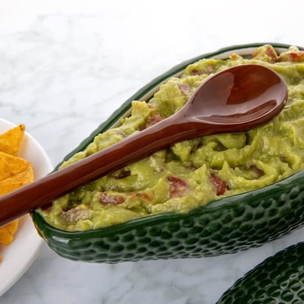 Skål för guacamole med sked. Originalskål i avokadoform. Guacamoleskål i porslin. Grön aptitretarskål. 18 x 10 cm - Fisura