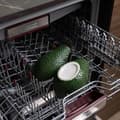 Miniatyrbild 4 av 4: Skål för guacamole med sked. Originalskål i avokadoform. Guacamoleskål i porslin. Grön aptitretarskål. 18 x 10 cm - Fisura
