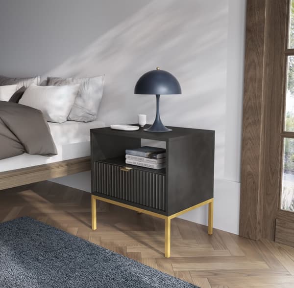 Sengebord: to skuffer, Farve: sort, rammefarve: guld Møbelmål: bredde: 54 cm, højde: 56 cm, dybde: 39 cm,
