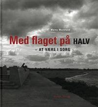 Med flaget på halv