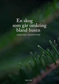 En skog som går omkring bland husen
