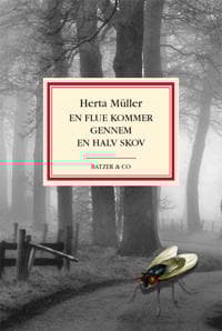En flue kommer gennem en halv skov