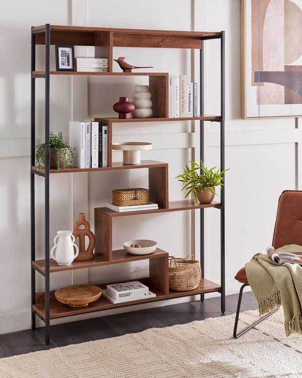 Bogreol mørkt træ stål sort metalramme 6 hylder åbent design rumdeler industriel stil