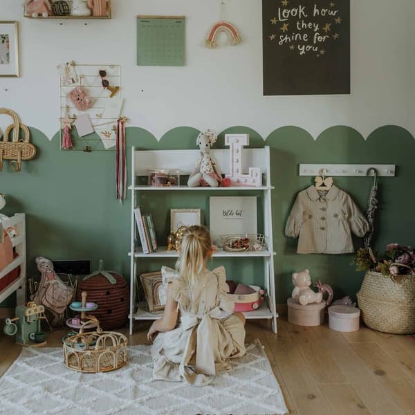 Montessori legetøjshylde i træ til børn – åben opbevaringsreol til børneværelse, lav bogreol til småbørn, pædagogisk legetøjshylde eller butiksholder
