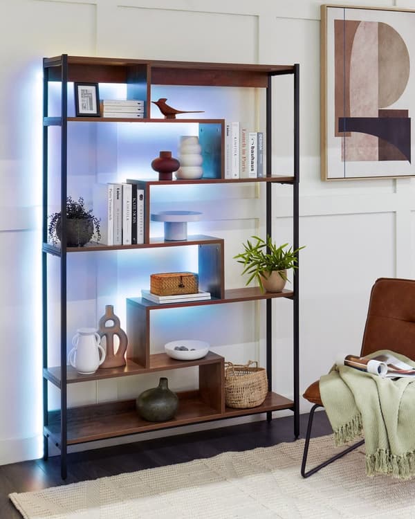 Bogreol mørkt træ 6 hylder LED lys åben metal stålramme industriel stil