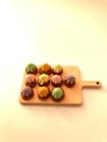 Miniatyrbillede 3 af 3: Kager i miniature 1:12 med farvet glasur