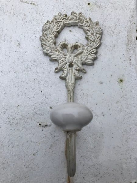 Knage med knob i antique hvid