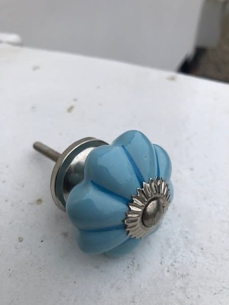 Greb som en blomst i lyseblå