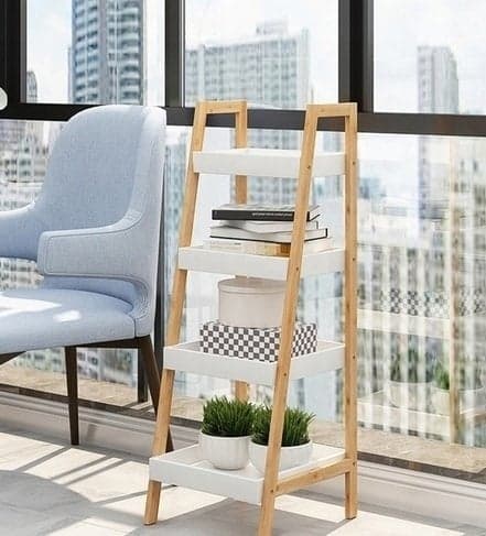 Modern vit bokhylla med sneddesign - 4 hyllor, hållbart Spaan, MDF & bambu - Perfekt för stilfull förvaring
