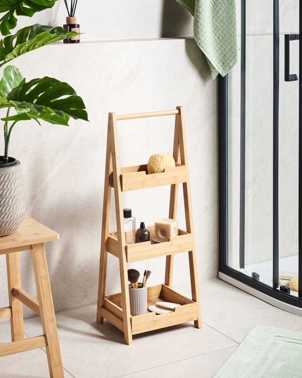 Baderomshyller i Lysebrunt Bambustre med 3-lags Kurvdesign