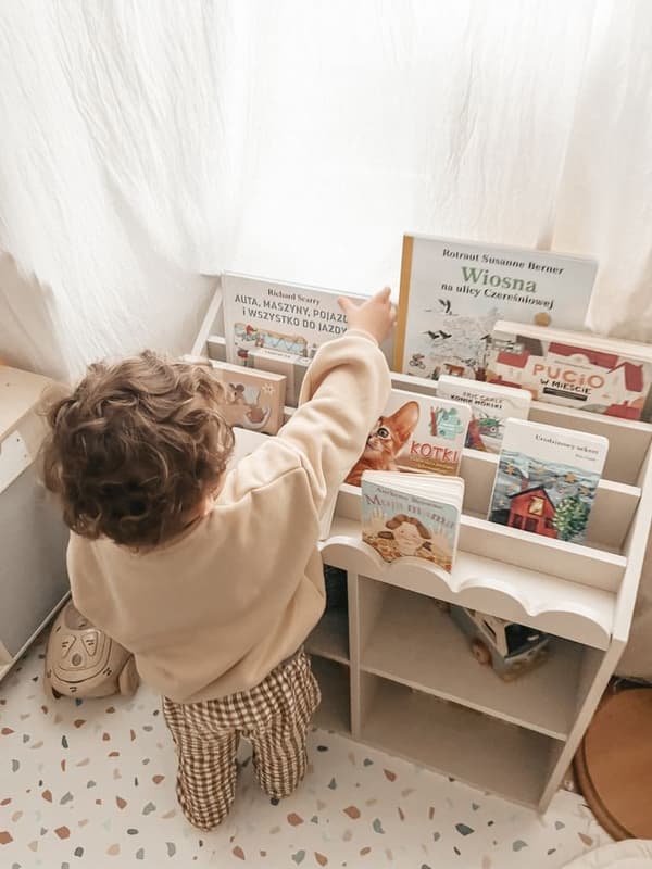 Montessori lasten kirjahylly, jossa on lelusäilytys - BooK NooK lastenhuonekalut, 76x71 cm, lumi