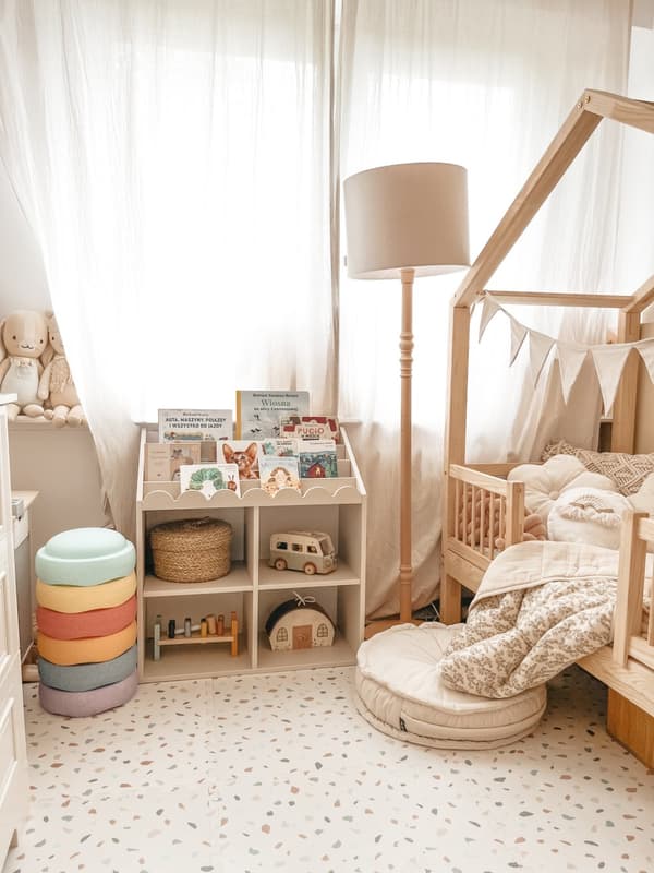 Montessori lasten kirjahylly, jossa on lelusäilytys - BooK NooK lastenhuonekalut, 76x71 cm, lumi