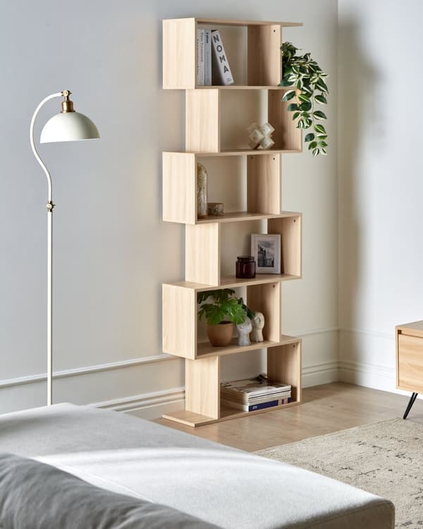 Bogreol lysebrun spånplade 6 hylder åbent design uregelmæssig form minimalistisk stil til stue kontor