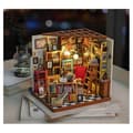 Miniatyrbild 2 av 2: Bibliotek - Robotime - Sam - Träkit - 22,5 x 18,5 x 19 cm - Belysning inkluderad