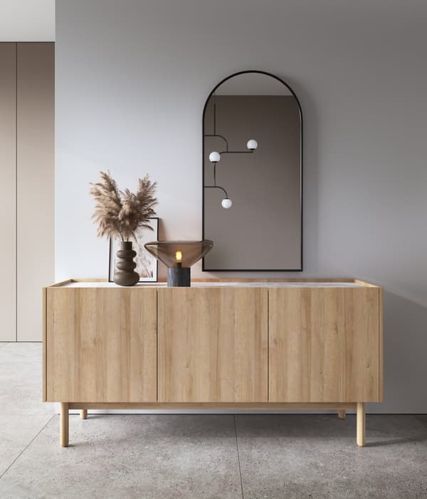 3xEliving Lav kommode Bohemianova 144 cm lang med egefiner og marmorplade - et elegant og stilfuldt møbel