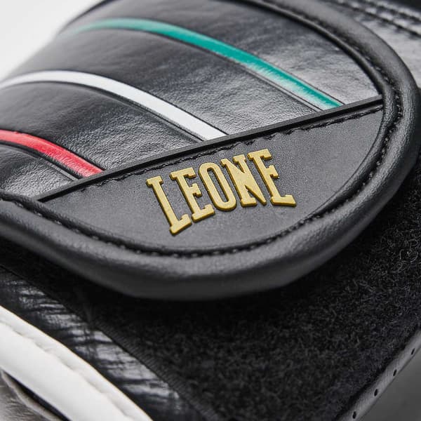 Leone1947 Keinonahkaiset Nyrkkeilyhanskat Flag Musta 14 oz