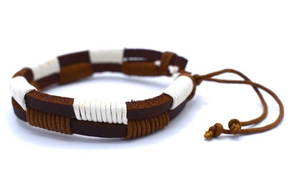 Brun og hvidt læderarmbånd