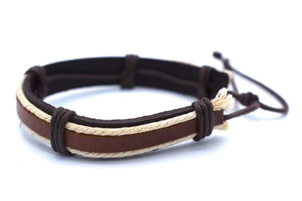 Brunt læderarmbånd med hvid snor