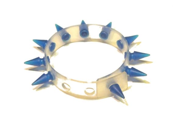 Armbånd med blå nitter