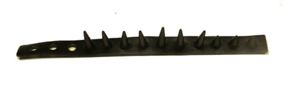 Sort armbånd med sorte nitter i gummi