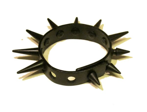 Svart armbånd med sorte gumminagler
