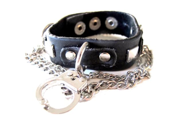 Svart armbånd med nagler og klør