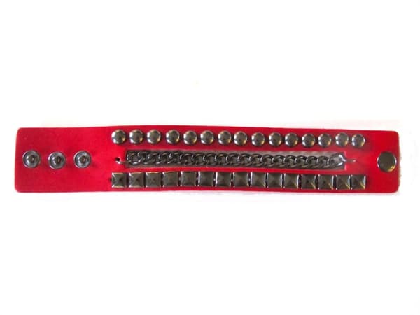 Rødt læderarmbånd med runde og Pyramid nitter