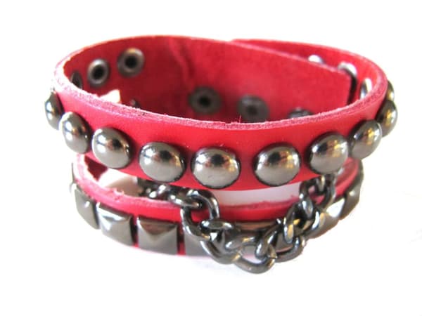 Rødt læderarmbånd med runde og Pyramid nitter