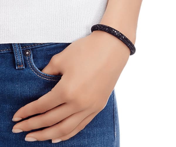 Svart armbånd med sorte krystaller