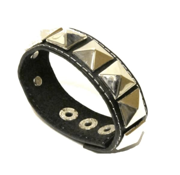Sort læderarmbånd med pyramide nitter