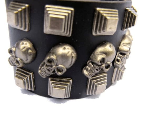 Læderarmbånd med kranier og firkantede nitter