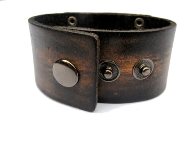 Brunt læderarmbånd med kors og kranier