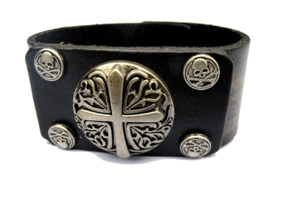 Brunt læderarmbånd med kors og kranier