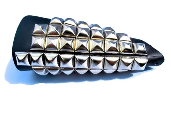 Stort læderarmbånd med pyramide nitter