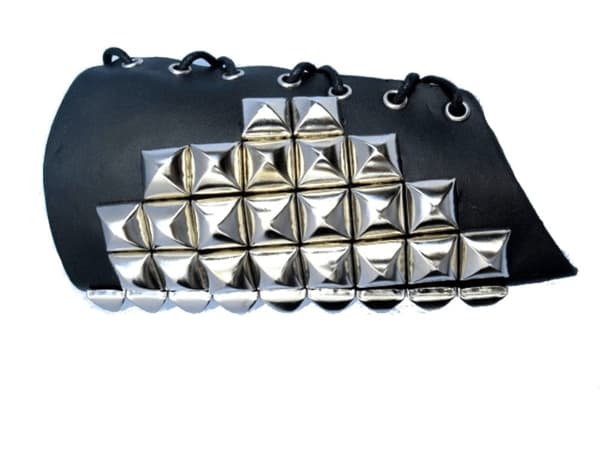 Stort læderarmbånd med pyramide nitter