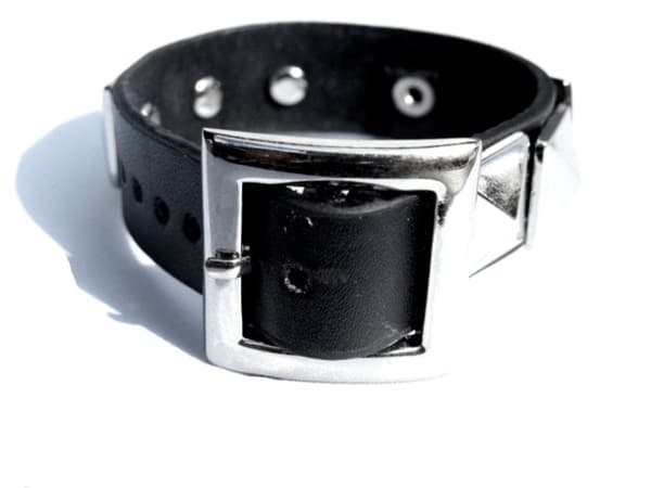 Læderarmbånd med ring og nitter