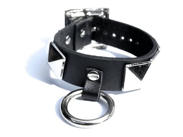 Skinnarmbånd med ring og nagler