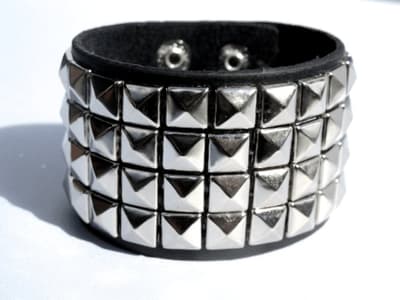 Svart läderarmband med pyramid nitar