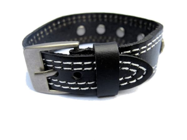 Svart läderarmband med nitar