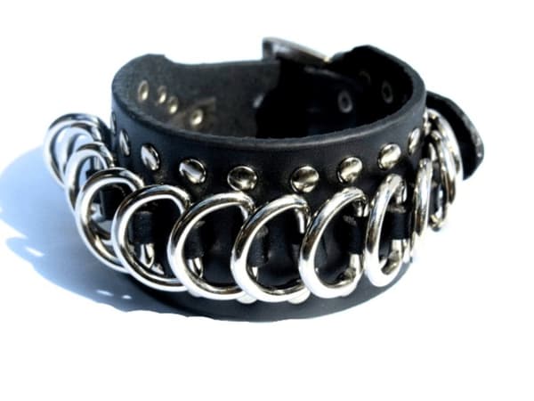Sort læderarmbånd med nitter