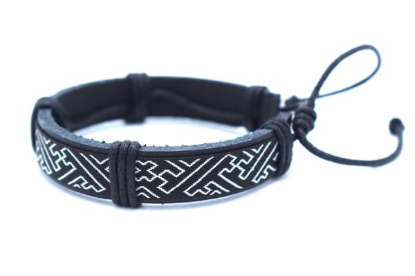 Sort læderarmbånd med hvide mønstre