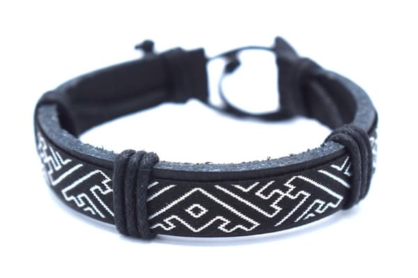 Sort læderarmbånd med hvide mønstre